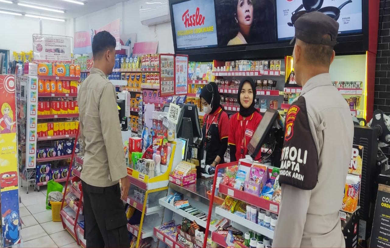 Jajaran Polsek Pondok Aren melakukan patroli rutin ke masyarakat, termasuk ke mini market di wilayah hukum Polsek Pondok Aren, Rabu (22/2).