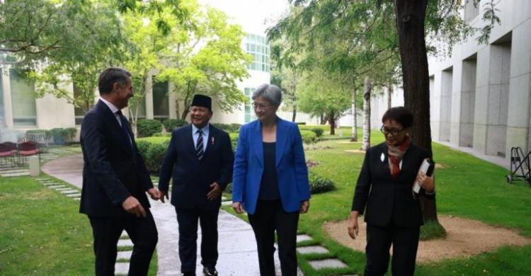 Prabowo Tegaskan Keinginan RI Jadi Jangkar Perdamaian Di Kawasan Menteri Pertahanan Prabowo Subianto bersama Menteri Luar Negeri Retno Marsudi saat melakukan kunjungan kerja ke Australia