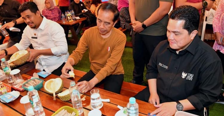 Presiden Jago Pilih Duren Presiden Jokowi saat makan duren disela-sela acara HPN di Medan. (Foto : Setpres)