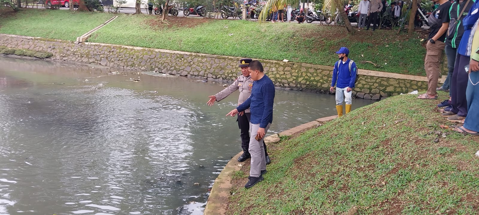Pulang Sekolah, 10 Siswa Madrasah Mandi Di Kali Petugas tengah melakukan evakuasi terhadap korban tenggelam di kali Bintaro, Pondok Aren. korban diketahui tenggelam setelah bermain di kali tersebut bersama dengan teman-temannya.