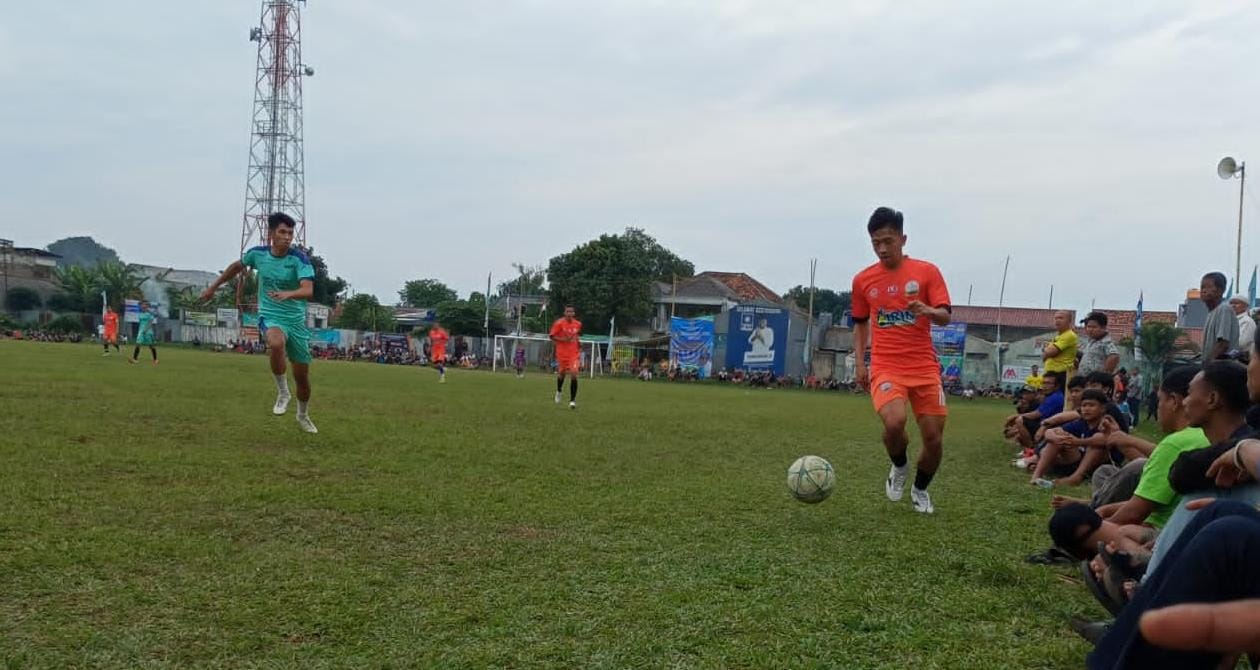Pemain Putra Selatan (oranye) melancarkan serangan. (Foto: dok/Panitia Bina Jaya Cup).