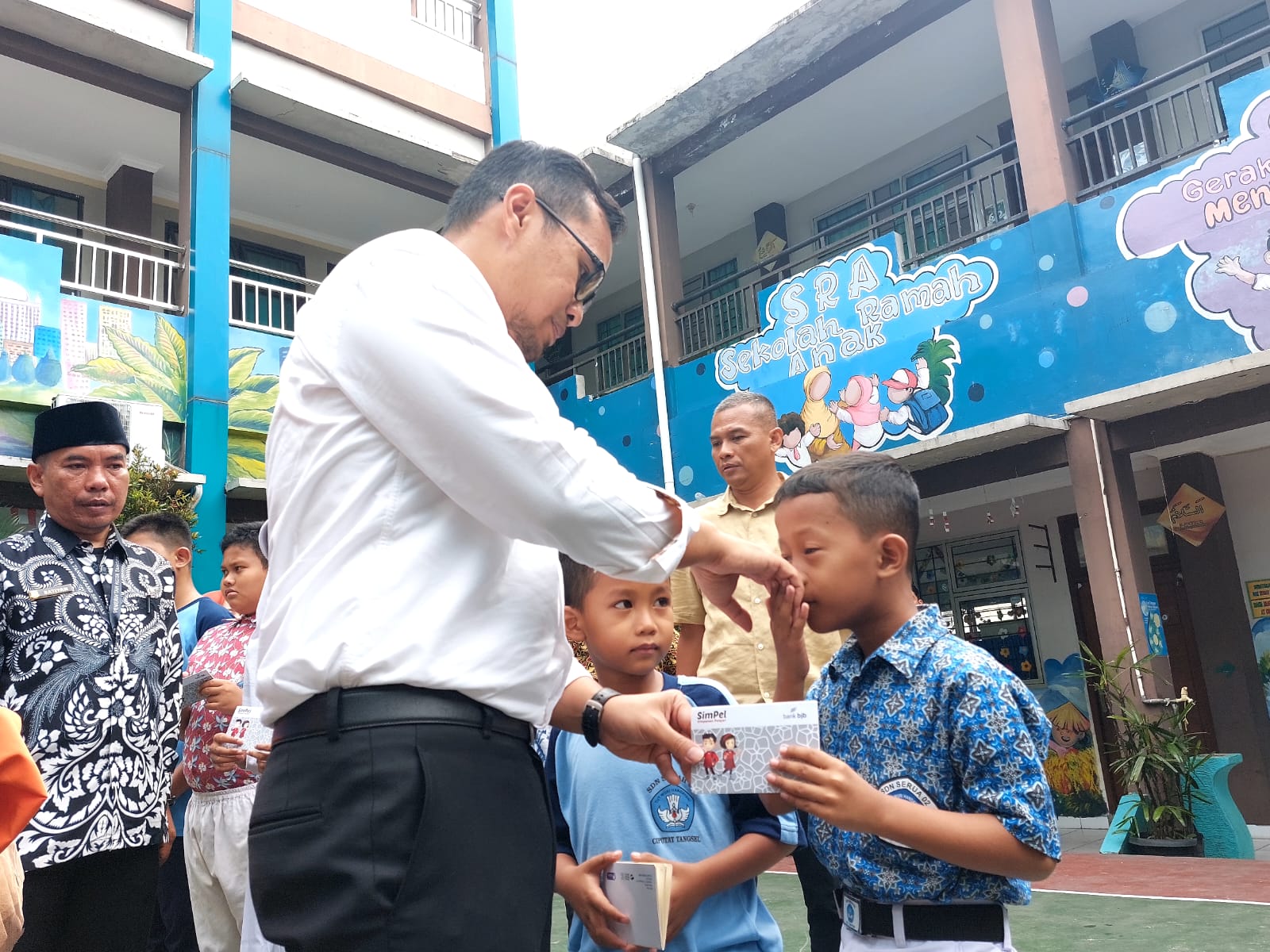 Keceriaan anak-anak SD saat menerima bantuan biaya pendidikan.