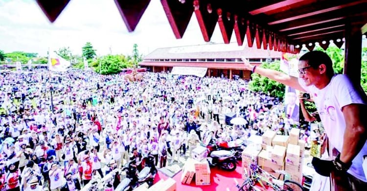 Sandi Lagi Pamer Bukti Ke Prabowo Wakil Ketua Dewan Pembiba Gerindra Sandiaga Uno saat hadir di acara HUT Gerindra di Kota Serang. (Ist)