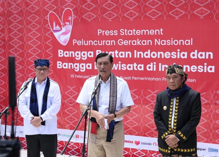 Sektor Pariwisata dan Produk Lokal Banten Harus Dioptimalkan Menko Marves Luhut Binsar Panjaitan pada acara Kick Off Gerakan Nasional Bangga Buatan Indonesia dan Berwisata di Indonesia di halaman Masjid Al Bantani, Kota Serang