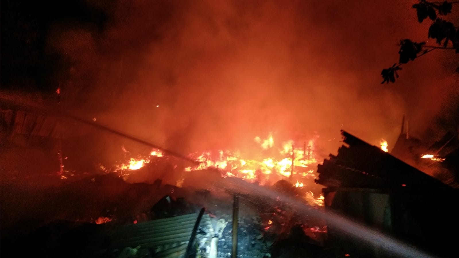 Selama 4 Jam, Dua Lapak Pemulung Ludes Terbakar Terjadi dua kasus kebakaran. yaitu, pada lapak pemulung di Kelurahan Benda, kecamatan Pamulang, dan juga lapak rongsokan di Kelurahan Pondok Betung, Kecamatan Pondok Aren.