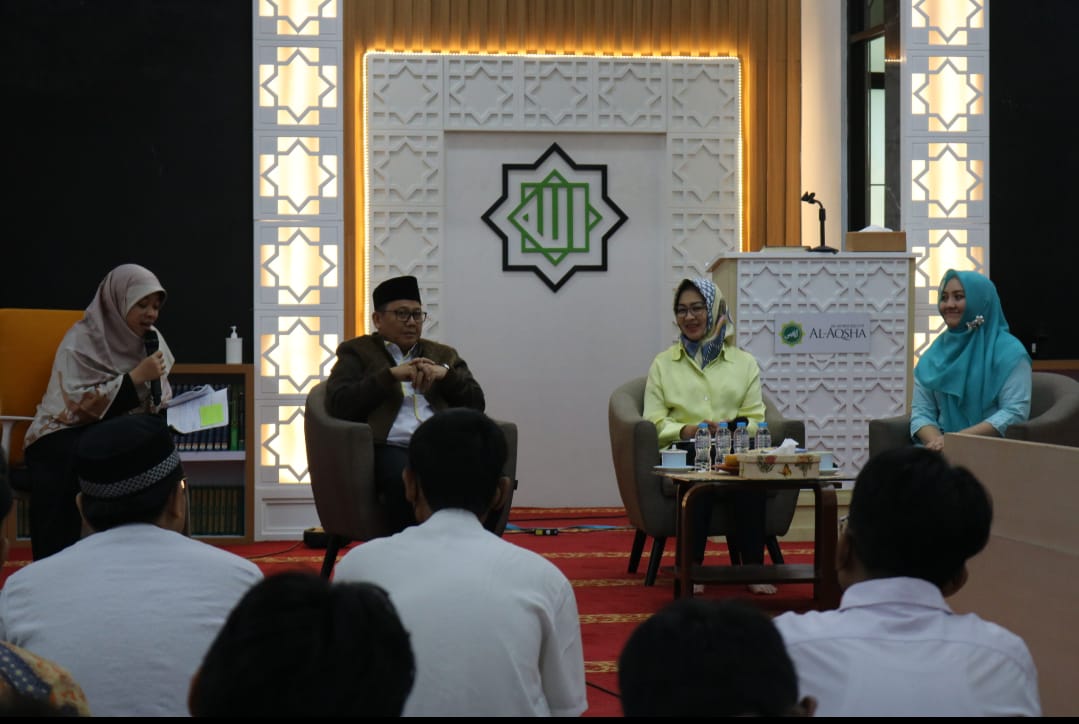 Semangati Remaja, Airin: Fokus Dengan Target Ketua DPRD Tangsel Abdul Rasyid (dua dari kiri) Ketua PMI Tangsel Airin Rachmi Diany dan Analis Kebijakan Perlindungan Khusus Anak Tangsel Hartina Hajar.