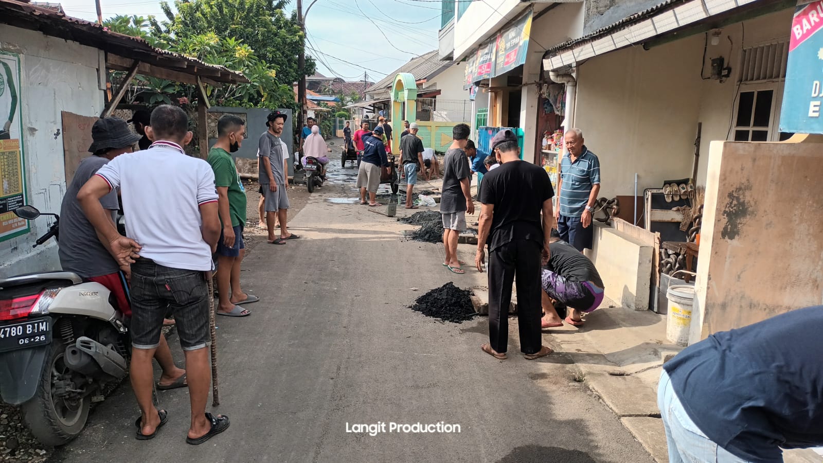 Menyemarakan Hari Bersih Indonesia (HBI), diperingati pada 19 Februari RW 09 Cempaka Putih, menggelar gotong royong bersih-bersih lingkungan.