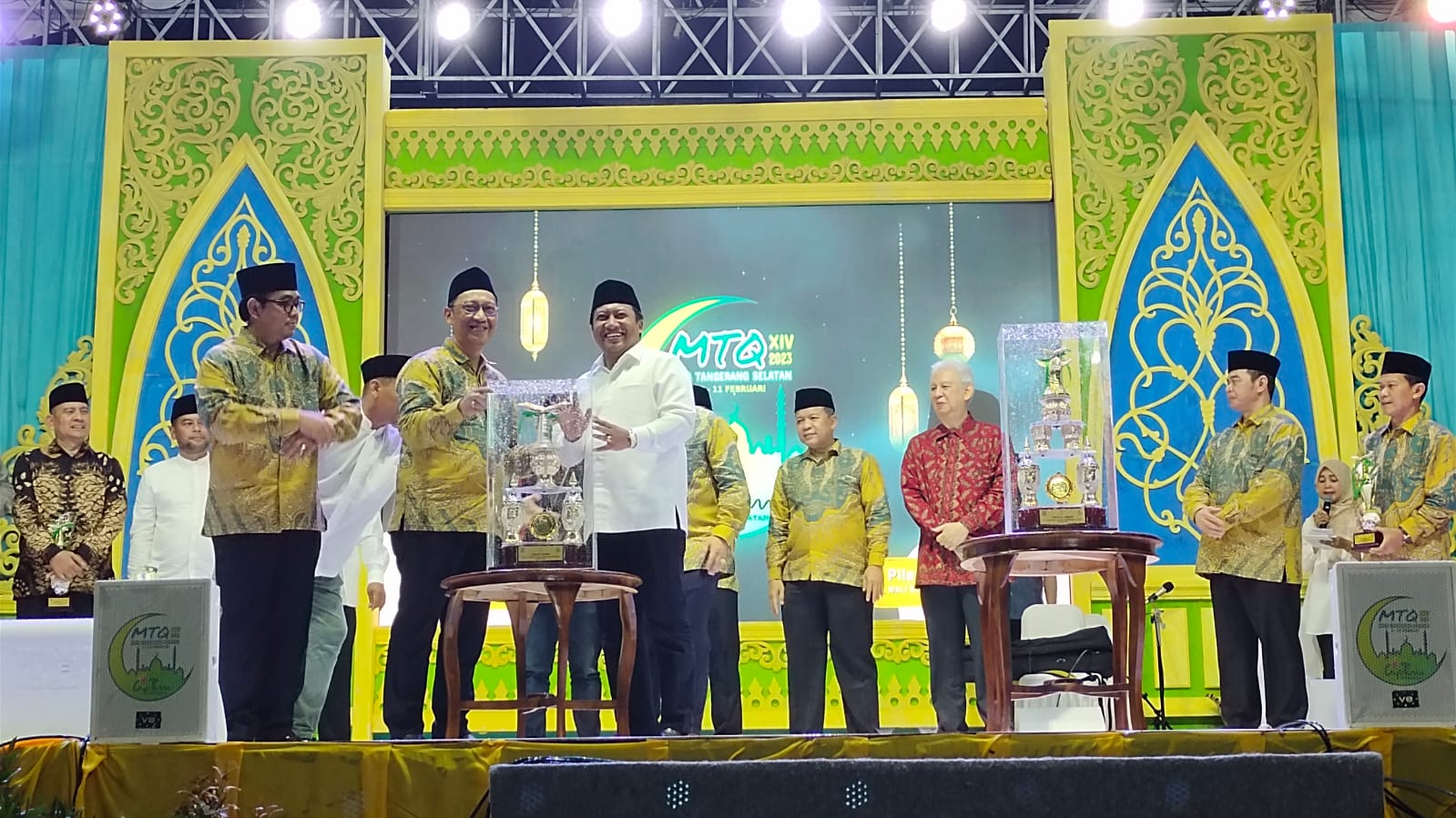 Camat Pondok Aren H Hendra (kemeja putih) saat menerima penyerahan piala sebagai juara umum MTQ tingkat kota Tangsel ke XIV.