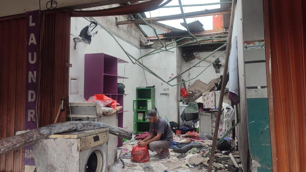 Tabung Uap Laundry Meledak, Warga Mengira Gempa Bumi Sebuah kios laundry di Pakualam, Kecamatan Serpong Utara, hancur akibat ledakan mesin uap pengering pakaian. Kejadian tersebut terjadi pada Rabu (2/1) dini hari.