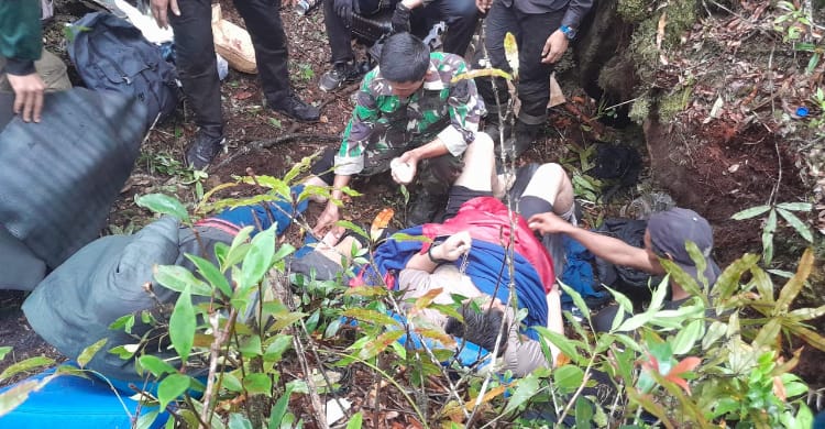 Tim SAR Harap Cuaca Cerah, Agar Evakuasi Kapolda Jambi Besok Berhasil Proses evakuasi korban heli Polri yang jatuh di kawasan hutan Bukit Tamiai, Jambi.