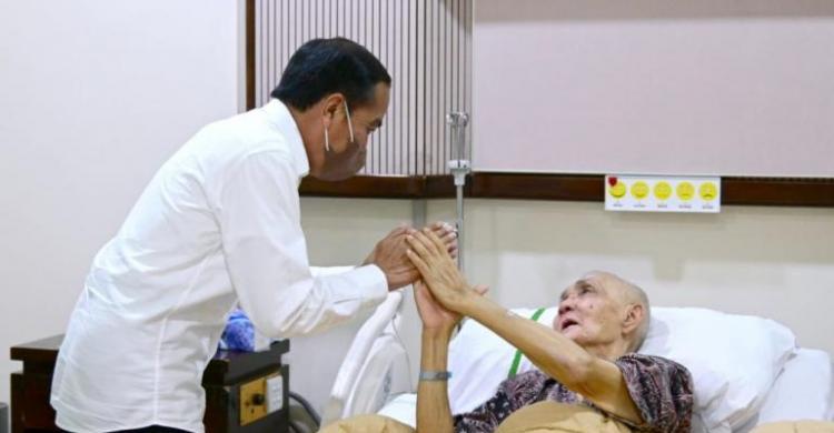 Try Sutrisno Kembali Dikabarkan Meninggal, Kepala RSPAD: Hoax! Presiden Jokowi saat meninjau Mantan Wapres Try Sutrino saat dirawat di RSPAD beberapa bulan yang lalu.
