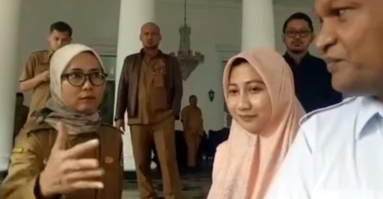 Viral Video Usir Wartawan Bupati Lebak Iti Octavia Jayabaya (kiri) saat diwawancarai oleh wartawan. (Ist)