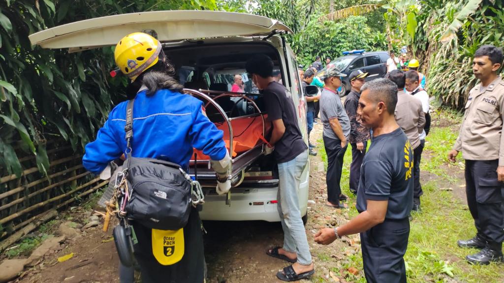 Warga Heboh Penemuan Jasad Mister X Polisi tengah melakukan identifikasi jenazah tanpa identitas di Ciputat. Korban diduga meninggal karena tersengat listrik.