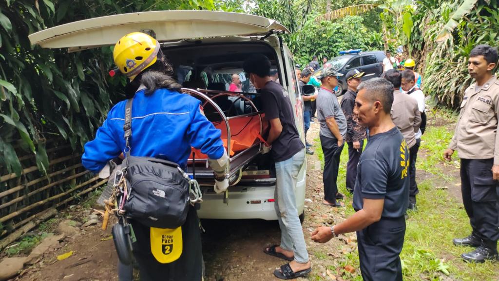 Polisi tengah melakukan identifikasi jenazah tanpa identitas di Ciputat. Korban diduga meninggal karena tersengat listrik.