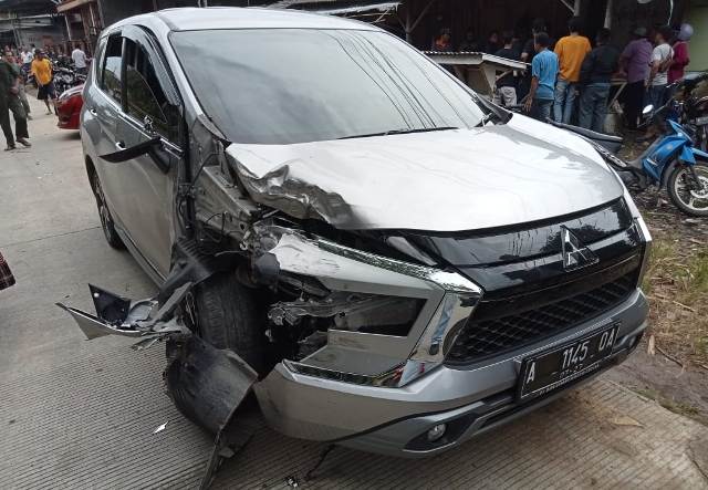 Xpander-Pikap Terlibat Tabrakan Adu Banteng Di Lebak, Tak Ada Korban Jiwa Kondisi mobil Xpander yang terlibat tabrakab adu banteng dengan mobil pickup