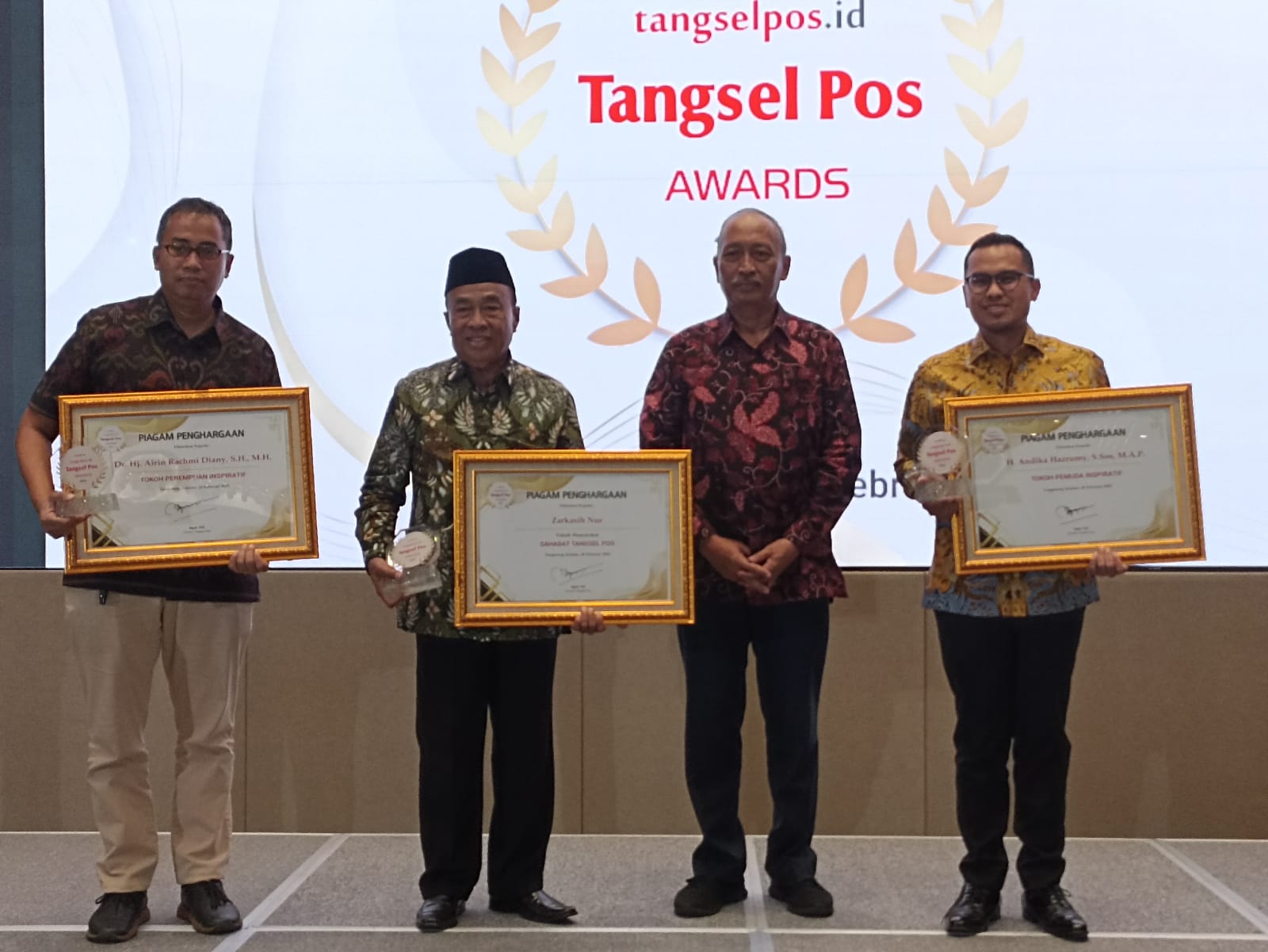 19 Tokoh Raih Tangsel Pos Award 2023 Direktur Tangsel Pos, Agus Yuli (tiga dari kanan) foto bareng dengan Zarkasih Nur dan Pilar Saga Ichsan.