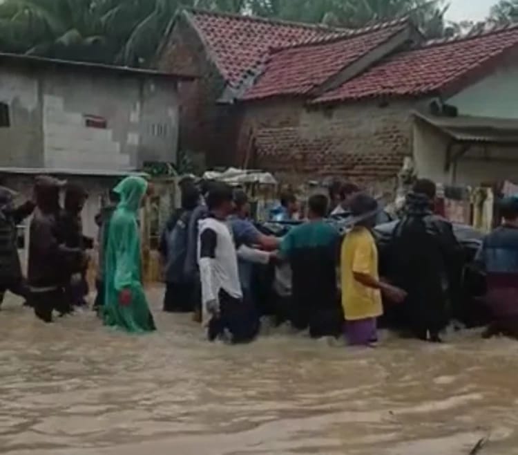 3 Warga Teluknaga Tewas Tersengat Listrik Saat Memindahkan Kompresor Warga Kampung Cirumpak saat mengevakuasi ke tiga korban tersengat listrik