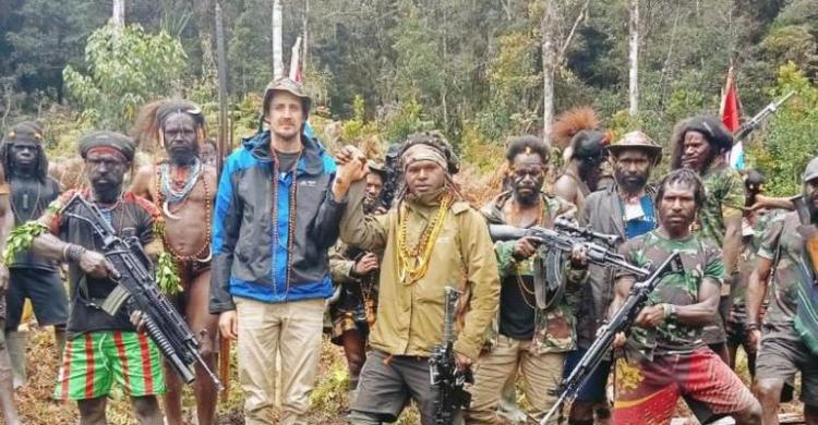 45 Hari Disandera Teroris Papua Pilot Susi Air Philip Mark Mehrtens (jaket hitam biru) diantara para KKB pimpinan Egianus Kogoya. (Ist)