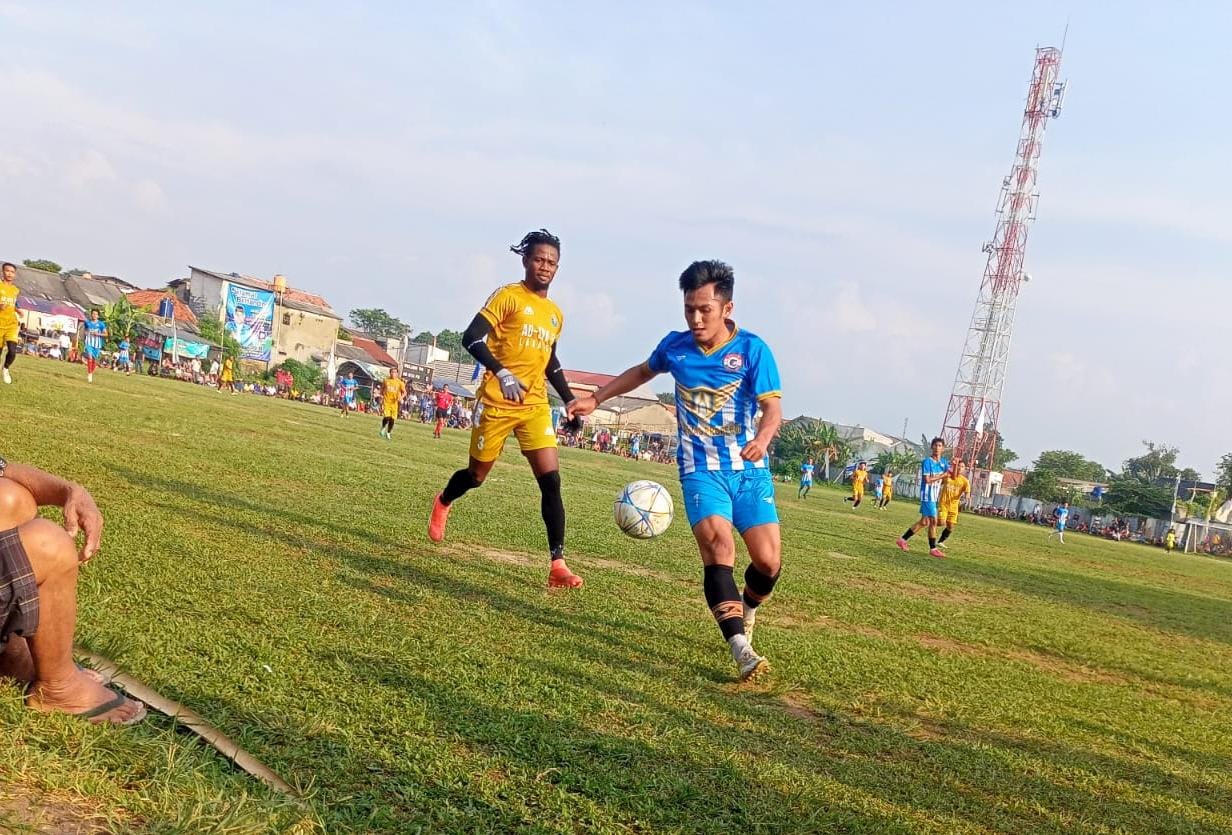 Ad-Sya Tantang Kecamatan Ciputat di Semifinal Kedua Bek asing Ad-Sya FC, David mengawal ketat penyerang Delano FC, Egi.(Foto: dok/Panitia Bina Jaya Cup).