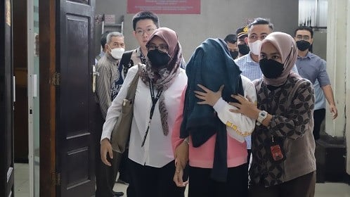 AG Pacar Mario Dandy Jalani Musyawarah Diversi AG dengan ditutup wajahnya saat tiba di PN Jakarta Selatan. (Ist)