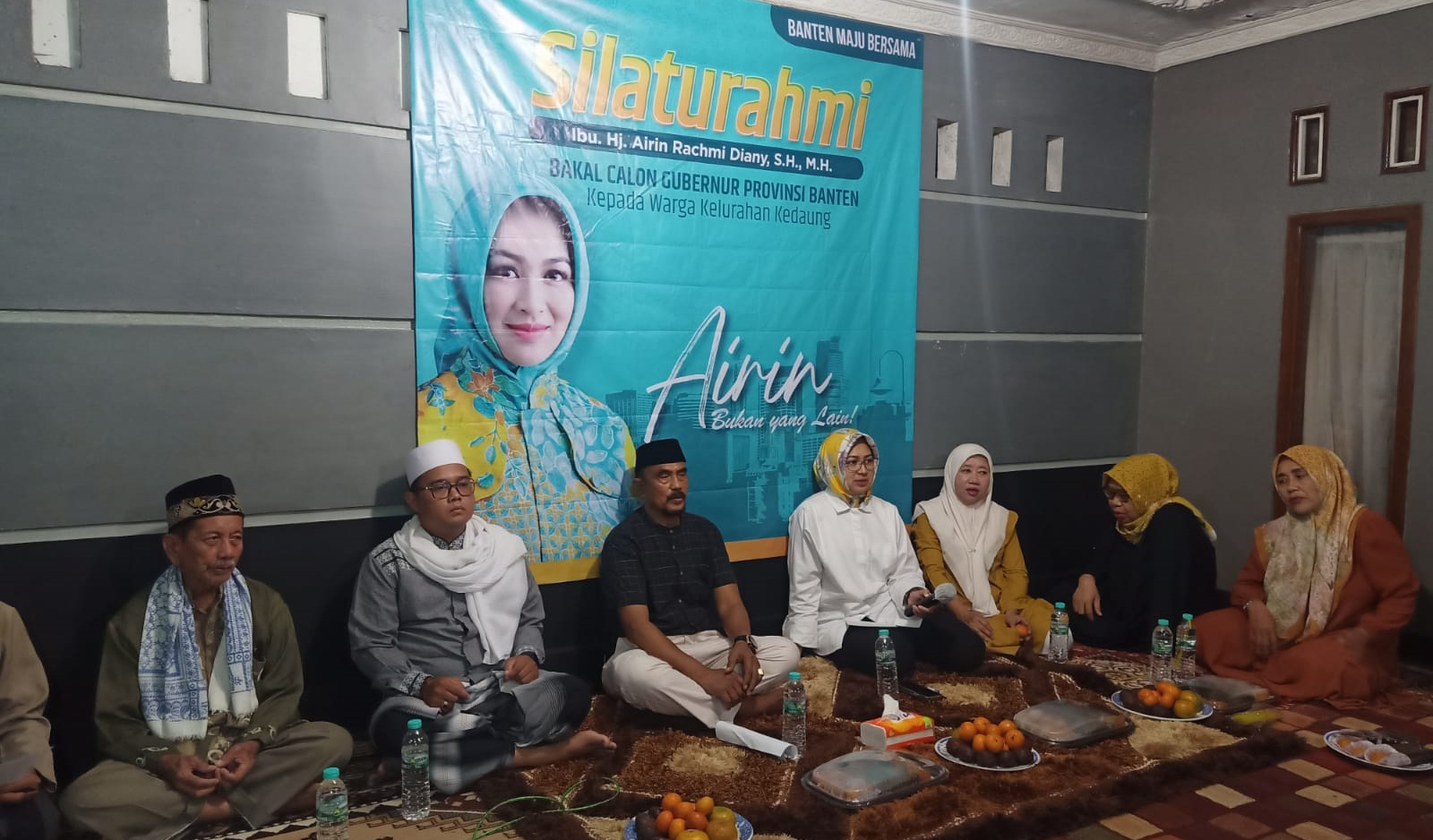 Airin Rachmi Diany Lawatan Temui Tokoh Masyarakat Kedaung Airin Rachmi Diany (empat dari kiri) melakukan kunjungan silaturahmi ke tokoh masyarakat Kedaung.