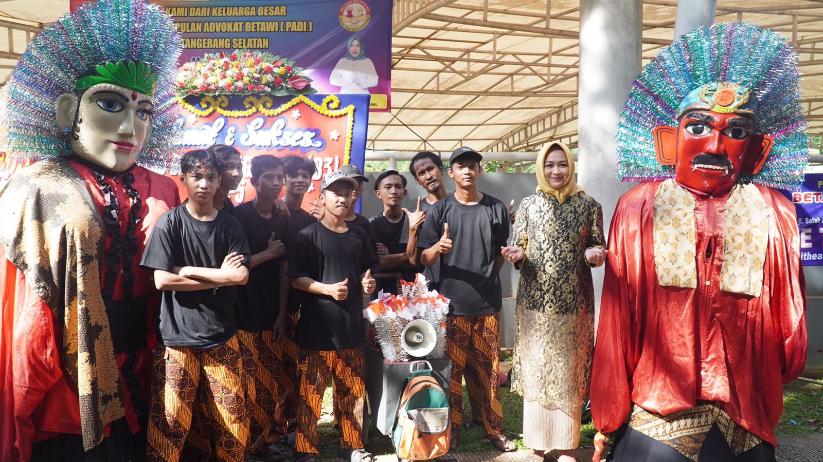 Airin: Terus Rawat Silaturahmi Dan Lestarikan Budaya Airin Rachmi Diany foto bersama dengan anggota Betawi Bagen Baee.
