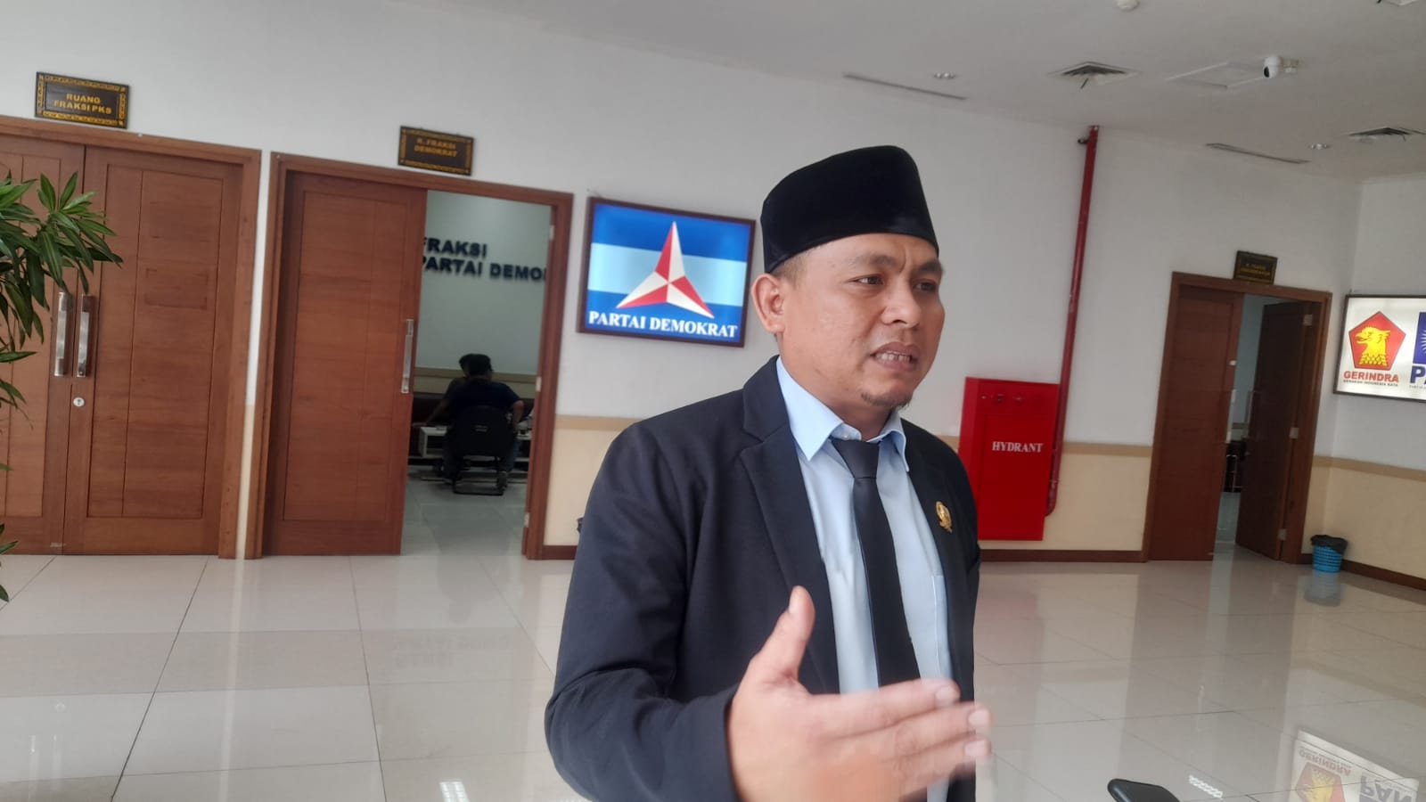 Akses Jalan Gang Besan Dipagari Beton Anggota DPRD Kota Tangsel Julham Firdaus