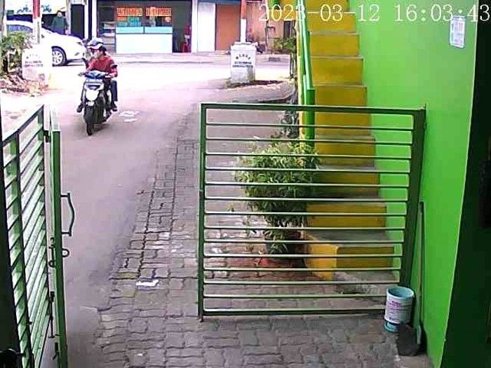 Cuplikan rekaman CCTV dua orang yang dicurigai sebagai pelaku pencurian kendaraan bermotor di lingkungN Gang Jamblang, Kelurahan Cempaka Putih, Kecamatan Ciputat Timur.