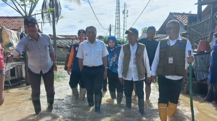 Al Muktabar Pastikan Penanganannya Banjir Di Teluk Naga Dipercepat foto : Humas Pemprov