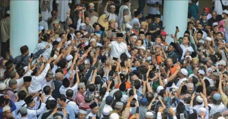 Anies Dikirim SMS Cinta Oleh Bawaslu Anies Baswedan ketika sholat Jumat di Al-Akbar Surabaya. (Ist)