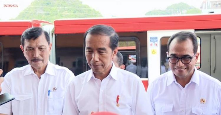 Aroma Reshuffle Makin Kuat, Jokowi Dua Kali Sebut Kata Segera Presiden Jokowi seusai menjajal kereta api di Maros , Sulawesi Selatan foto : Setpres