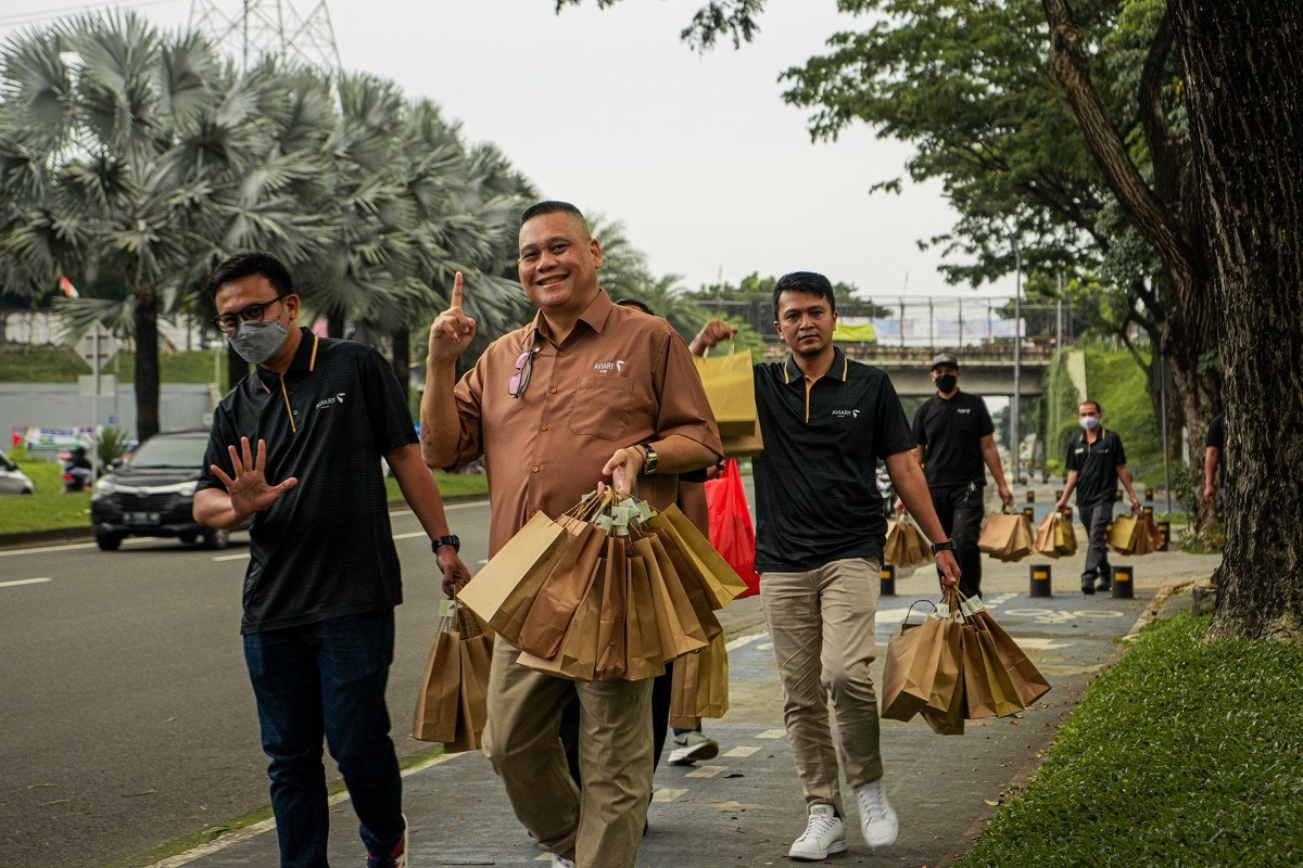 Aviary Bintaro Berbagi Takjil, Hingga Sulap Negeri Timur Tengah Bentuk Corporate Social Responsibilities, Aviary Bintaro berbagai takjil kepada pengendara dan warga sekitar.