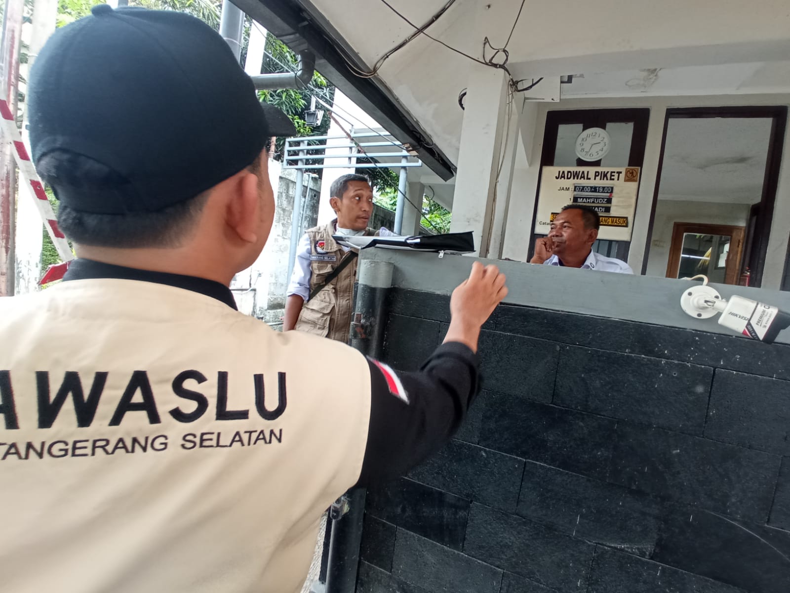 Bawaslu Tangsel Temukan Pantarlih Minim Akses Data Saat Coklit Bawaslu Kota Tangsel saat melakukan pengawasan terhadap proses coklit pemilih beberapa waktu lalu. Hasil coklit tersebut, Bawaslu Tangsel menemukan beberapa catatan.