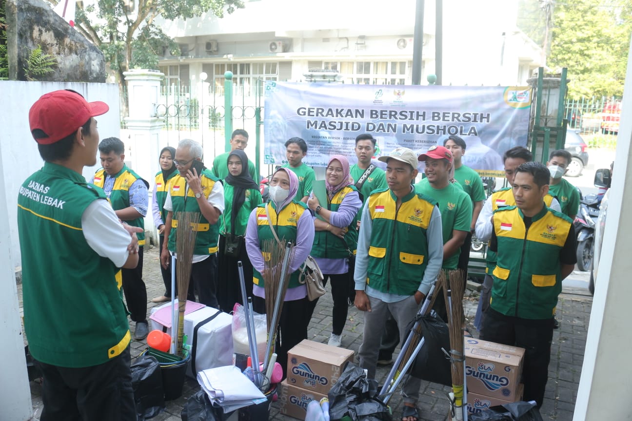 Relawan bersiap melakukan aksi bersih-bersih masjid di Kantor Baznas Lebak, Minggu (19/3/2023).(ISTIMEWA)