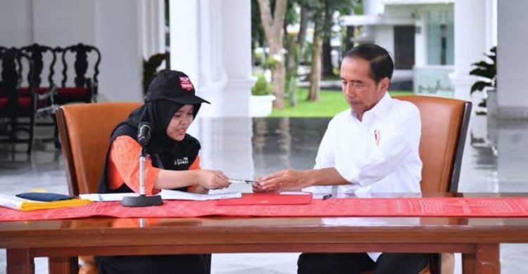 Biar Bisa Nyoblos Di 2024, Jokowi Ajak Warga Cek DPT Online Presiden Jokowi saat menerima petugas pemutakhiran data dan penyusunan daftar pemilih di Istana Merdeka (foto: Ist)