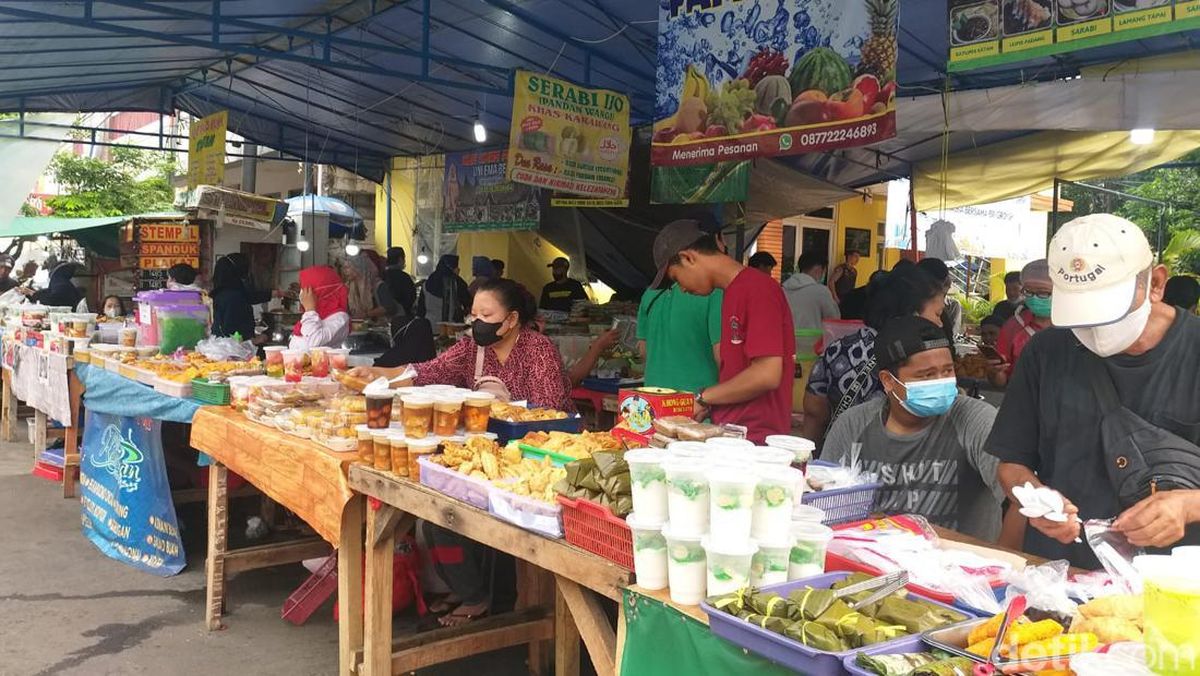 Penjual takjil di Pasar Benhil. (Ist)