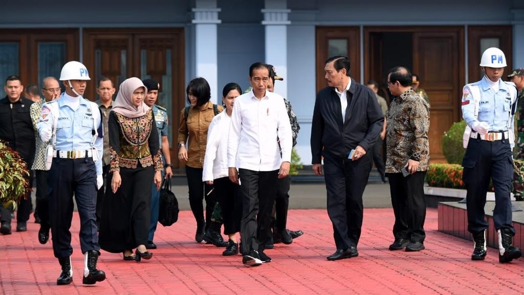 Bilang Semua Capres Ideal, Jokowi Netral Presiden Jokowi ketika berada di Bandara Halim Perdana Kusuma, Jakarta. (Foto : Setpres)
