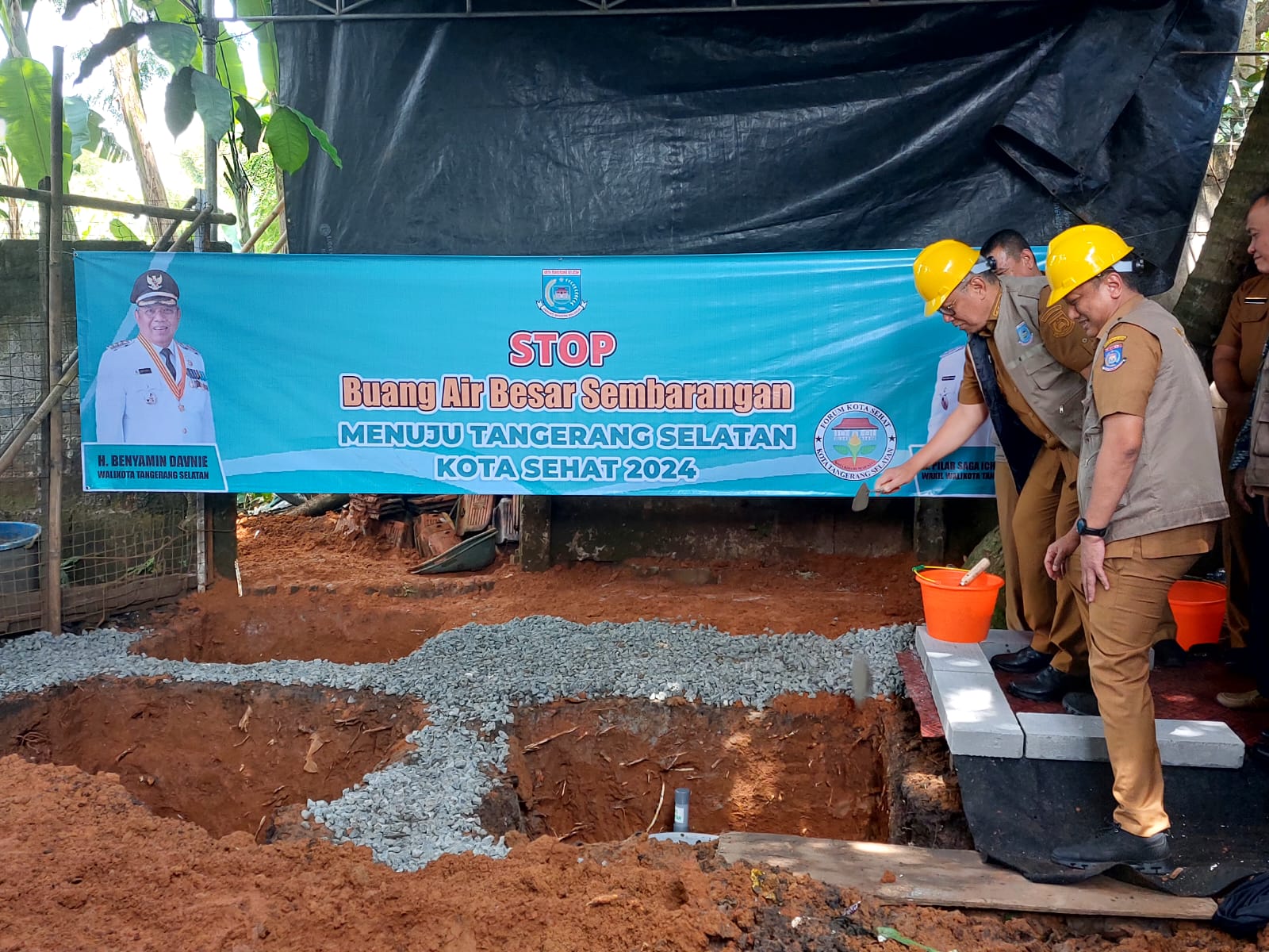 Wali Kota Tangsel, Benyamin Davnie saat melakukan peletakan batu pertama pada program pembangunan ribuan septic tank di wilayah Jombang, Ciputat, Tangsel
