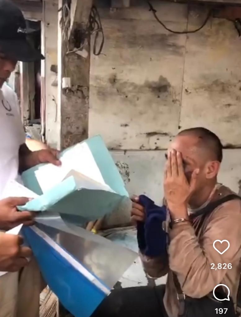 Curi Handphone, Pengamen Digebuki Warga Cuplikan video seorang pengamen yang dihakimi massa lantaran diduga mencuri HP warga.