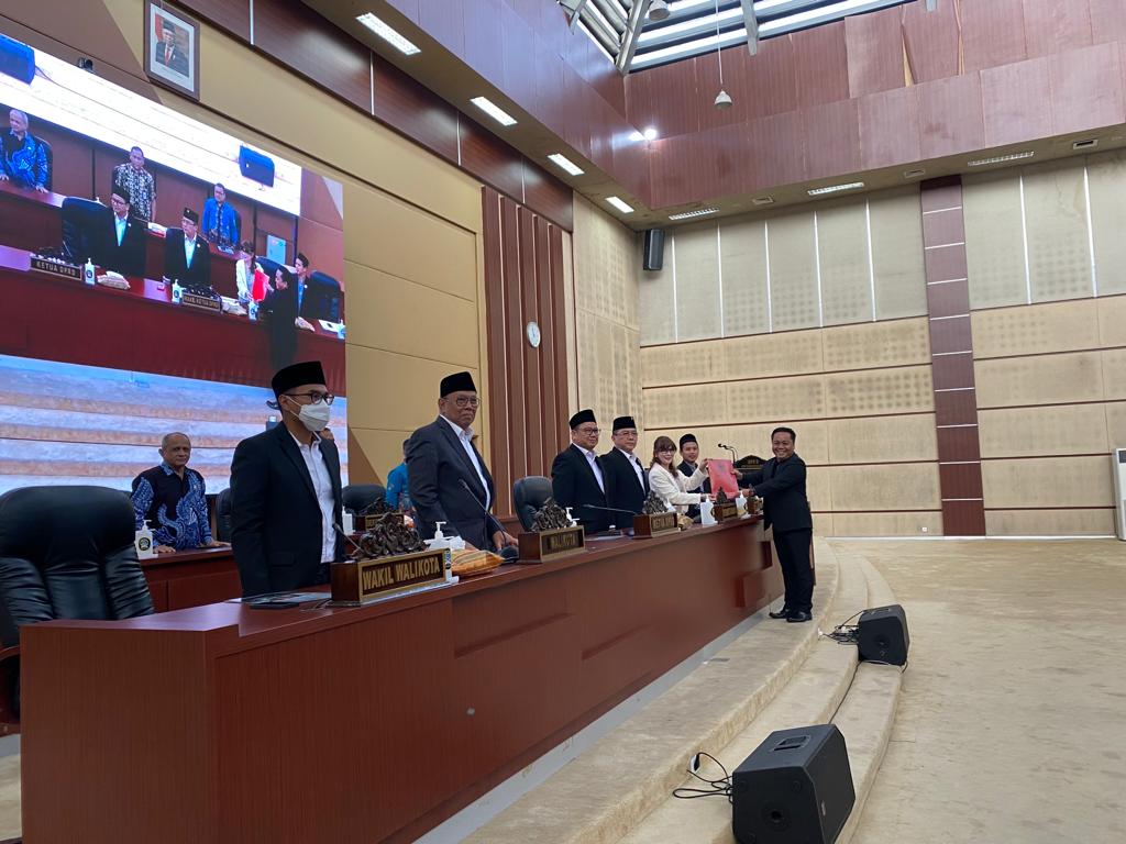 DPRD Kota Tangsel menggelar Rapat Paripurna Penyerahan Laporan Reses ke Walikota Tangsel Benyamin, di gedung DPRD Kota Tangsel, Kamis (30/3). (Ist)