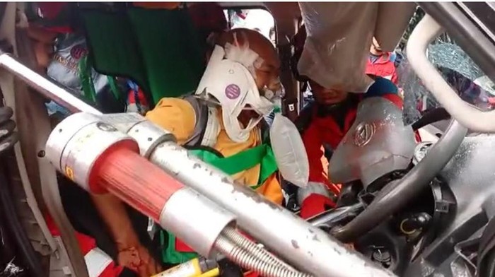Diduga Mengantuk, Pengendara di Jakpus Terjepit di Mobil Usai Tabrak Pohon (Foto : Istimewa)