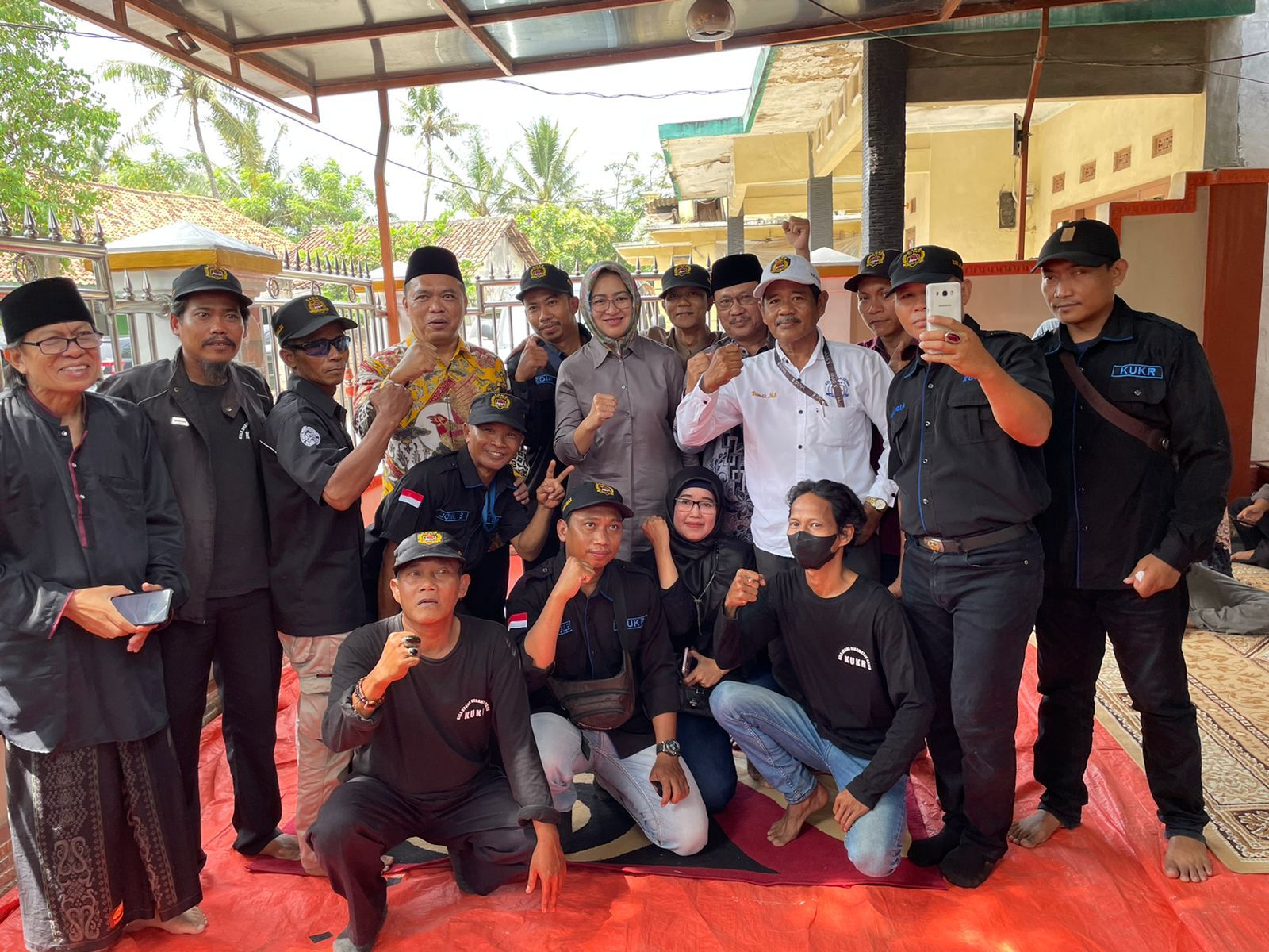 Dinilai Mampu Bersinergi Bersama Masyarakat, Komunitas Kula Urang Kecamatan Rajeg Dukung Airin Airin Rachmi Diany saat bersilaturahmi dengan komunitas kula urang, Kecamatan Rajeg, Kabupaten Tangerang, Minggu (26/3).