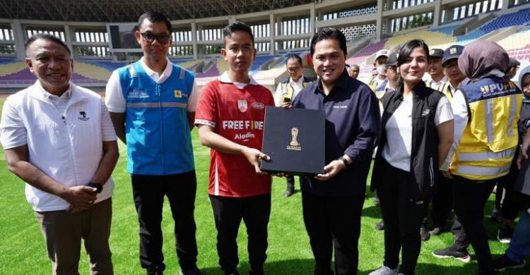 Ketum PSSI Erick Thohir bersama Menpora Zainuddin Amali, Wakil Ketua Umum PSSI Ratu Tista dan Walikota Solo Gibran Rakabuming Raka saat meninjau Stadion Manahan. (Ist)