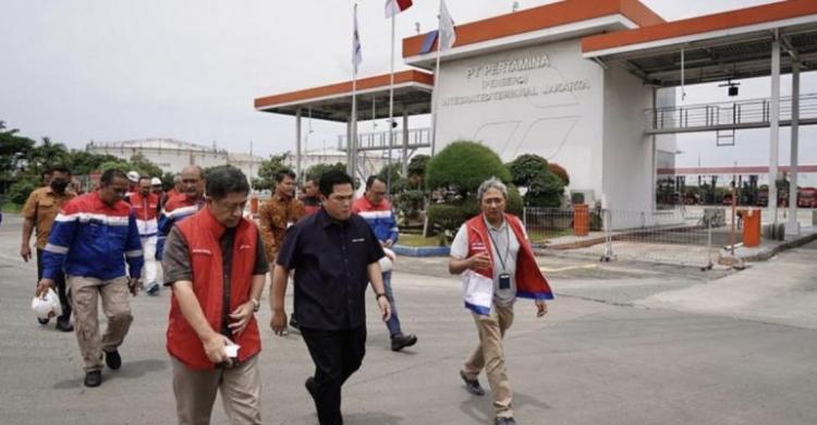 Menteri BUMN Erick Thohir saat meninjau depo Pertamina Plumpang. (Ist)