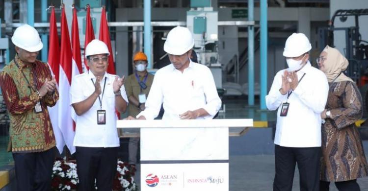 Ganjar Optimis Produktivitas Pertanian Jateng Masih Bisa Ditingkatkan Gubernur Jawa Tengah Ganjar Pranowo saat mendampingi Presiden Jokowi pada meresmikan MRMP di Sragen, Jawa Tengah. (Ist)