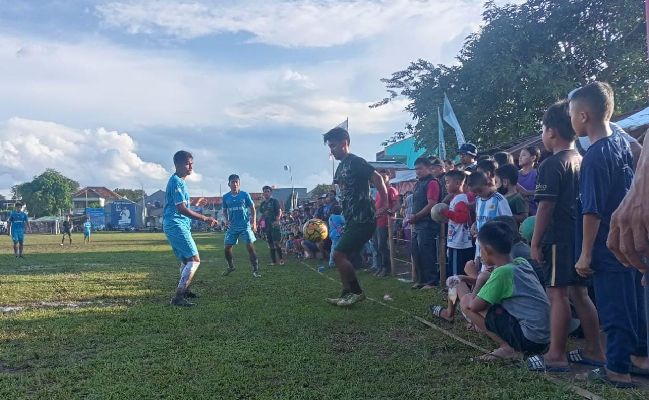 Gasak BAM FC Kalsel, Titel Juara Bersama Sudah Dalam Naungan HBB Boy Laga pertama babak 8 besar antara HBB Boy dengan BAM FC Kalsel berlangsung seru.(Foto: dok/Panitia Bina Jaya Cup).