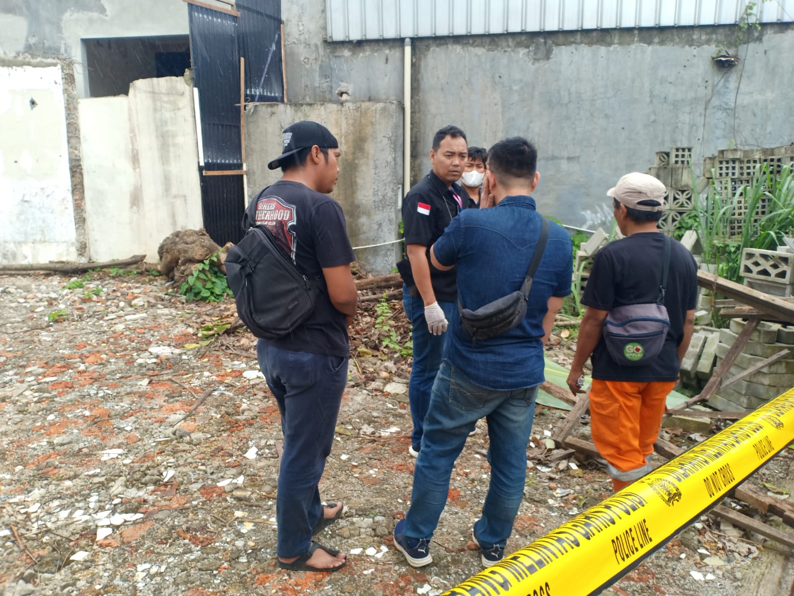 Lokasi penemuan jasad bayi di Sektor VII, Pondok Jaya, Kecamatan Pondok Aren, Rabu (8/3). Jasad bayi yang sudah megeluarkan aroma busuk itu ditemukan dalam kantong plastik.