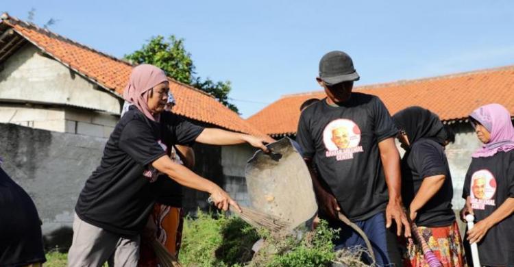 Hari Pertama Puasa, Ganjar Milenial Center Gelar Bakti Sosial Bersih Lingkungan Di Tangerang Kerja bakti oleh Ganjar Milenial Center diselenggarakan di Desa Sukasari, Kecamatan Rajeg, Kabupaten Tangerang (foto: Ist)