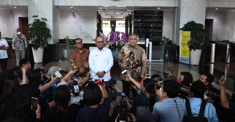 Jagat Maya Heboh Urusan Bongkar & Blokir Anggaran Ketua PPATK Ivan Yustiavandana saat memberikan keterangan pers. (Ist)