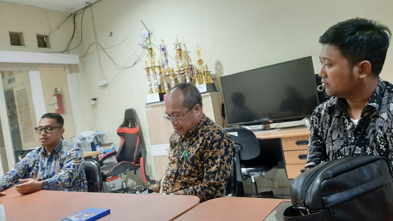 Jalin Sinergitas, BRI Regional Office Jakarta 3 Kunjungi PWI Tangsel Kepala Departement Head Logistic dan General Affair BRI Regional Office Jakarta 3, jones (kiri) saat mengunjungi sekretariat PWI Tangsel